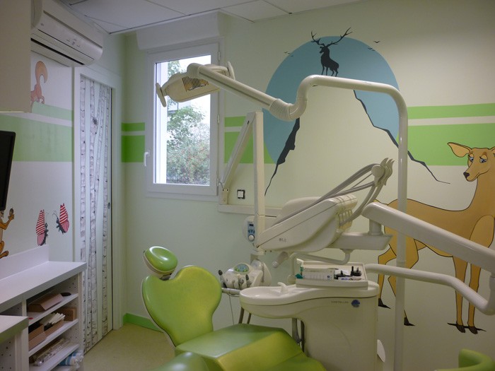  Le vert est la couleur dominante attribuée au fauteuil et aux 2 bandes horizontales sur les murs. Ce code couleur sera appliqué dans chaque salle de soins.