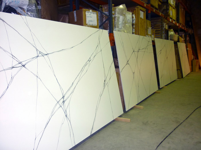 L’Agence One Event’s, chargée du défilé Rochas, m’a commandé 70m2 de faux marbre blanc sur panneaux médium.