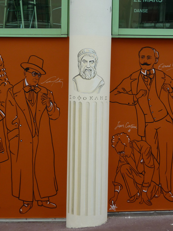 Le tragédien grec sur sa colonne, bien entouré de sacha Guitry et Edmond Rostand.