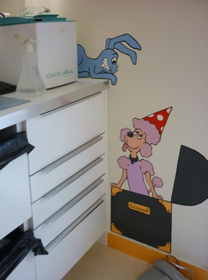 tandis qu’un caniche rose joue avec un lapin bleu.