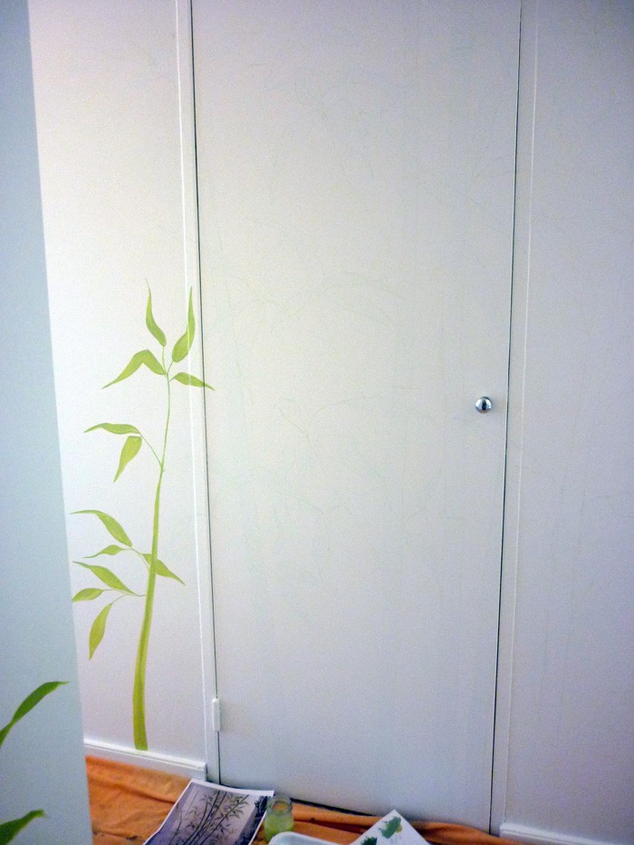 Déco à la peinture effet  bambous sur porte